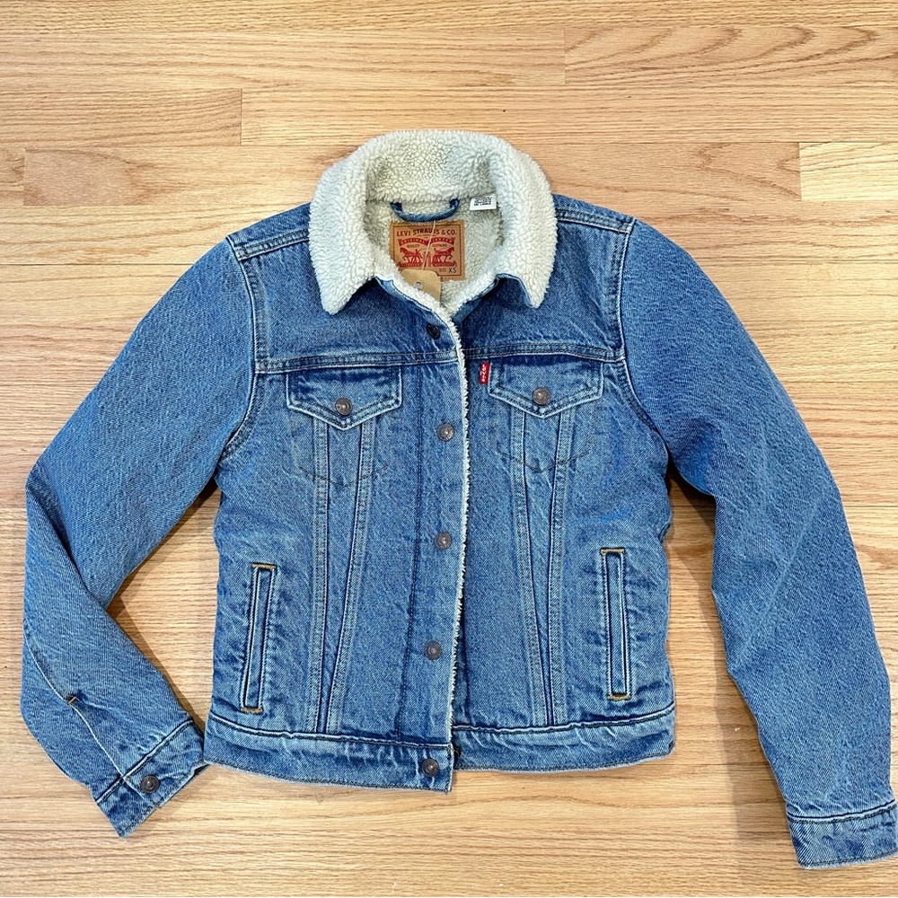 Women’s Levi’s Sherpa Lined Jean Jacket. NWT, Size XS